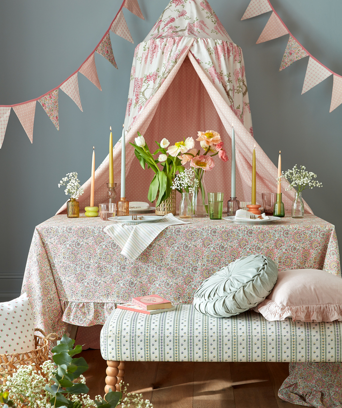 英国ブランドLAURA ASHLEY ローラアシュレイの70周年記念カーテン