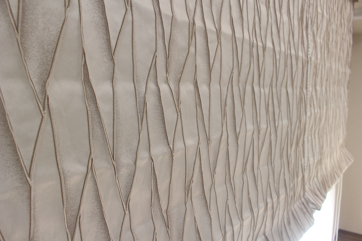 立体感のあるNEED'Kニーディックのカーテン生地でシェードスタイルで