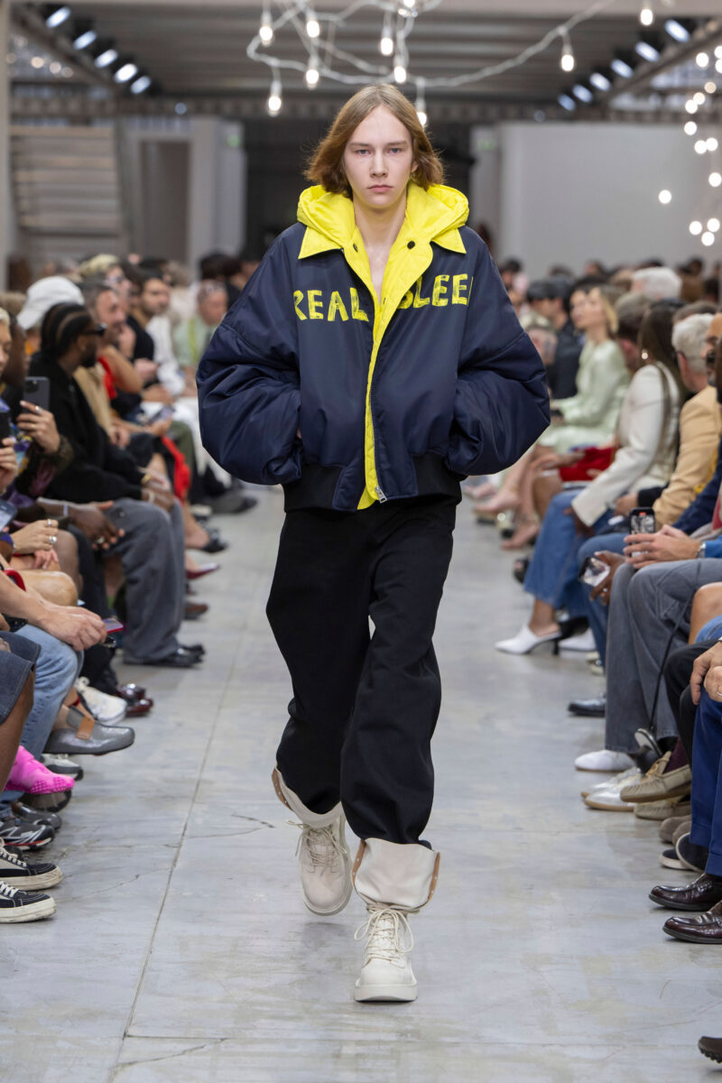 JW アンダーソンのテーマは、「REAL SLEEP」。2025年春夏メンズ、2025