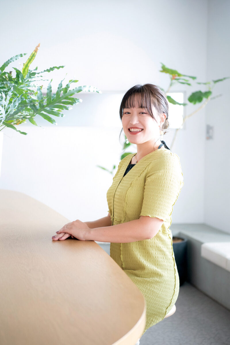 杉咲 花が表紙を飾る『装苑』2024年1月号の特集は「多才な人の多彩な