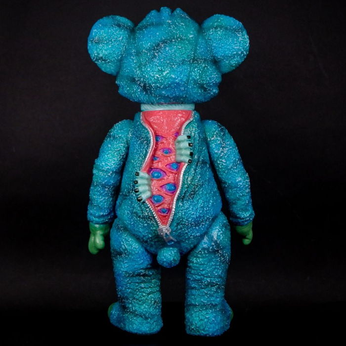 MILKBOYTOYSから地獄からの使者「Hellish IT Bear」が墓場の画廊を来訪