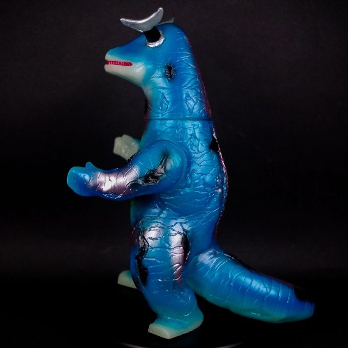 ブルマァクの「湖のひみつ」！？ 「エレキング(蓄光ブルー)」湖底から