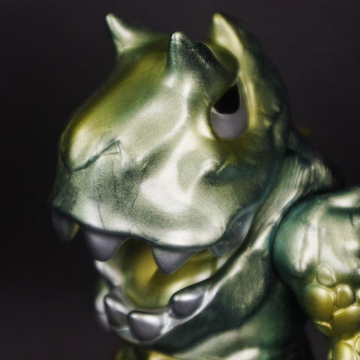 ユーキデイドリーマーの変形ソフビ「ダイノワン(偏光グリーン)」が墓場