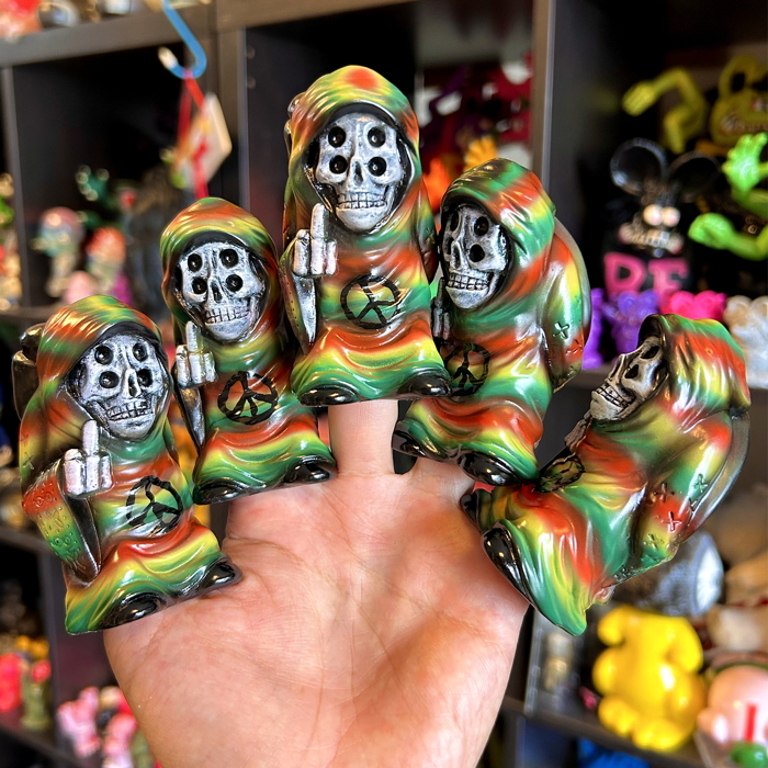 アートショウ「Death Dealer」注目のソフビが抽選販売にて受付開始