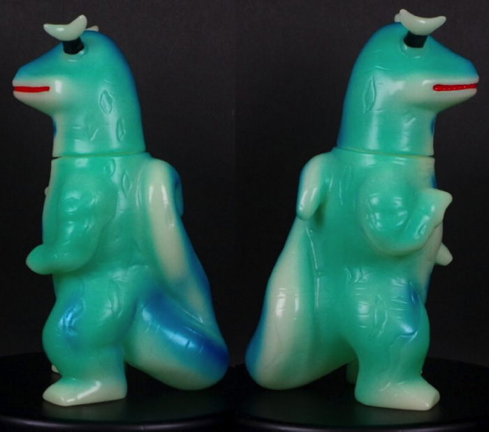 U.S.TOYSの最新作「SBエレキング(蓄光)」が発光しながら墓場の画廊に