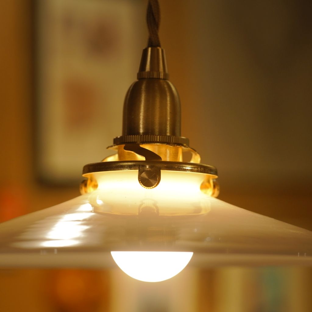 ミルクガラス｜ビンテージ・シェード｜ペンダントライト – アップ