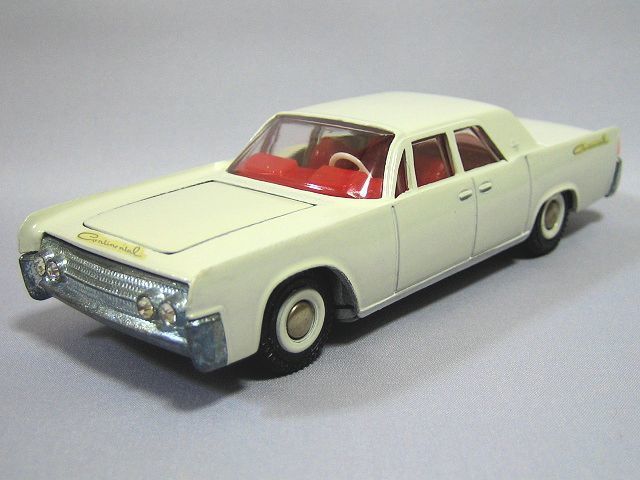 ヴィンテージミニカー　フォードリンカーン コンチネンタル 白　テクノ・デンマーク auto world 1/64 Lincoln Continental Mark V Red/White - AXELLWORKS