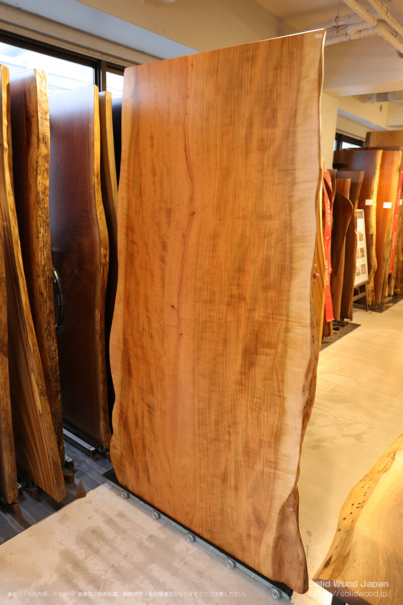 ヤマザクラ（山桜）の一枚板 | 無垢材とは | 一枚板比較