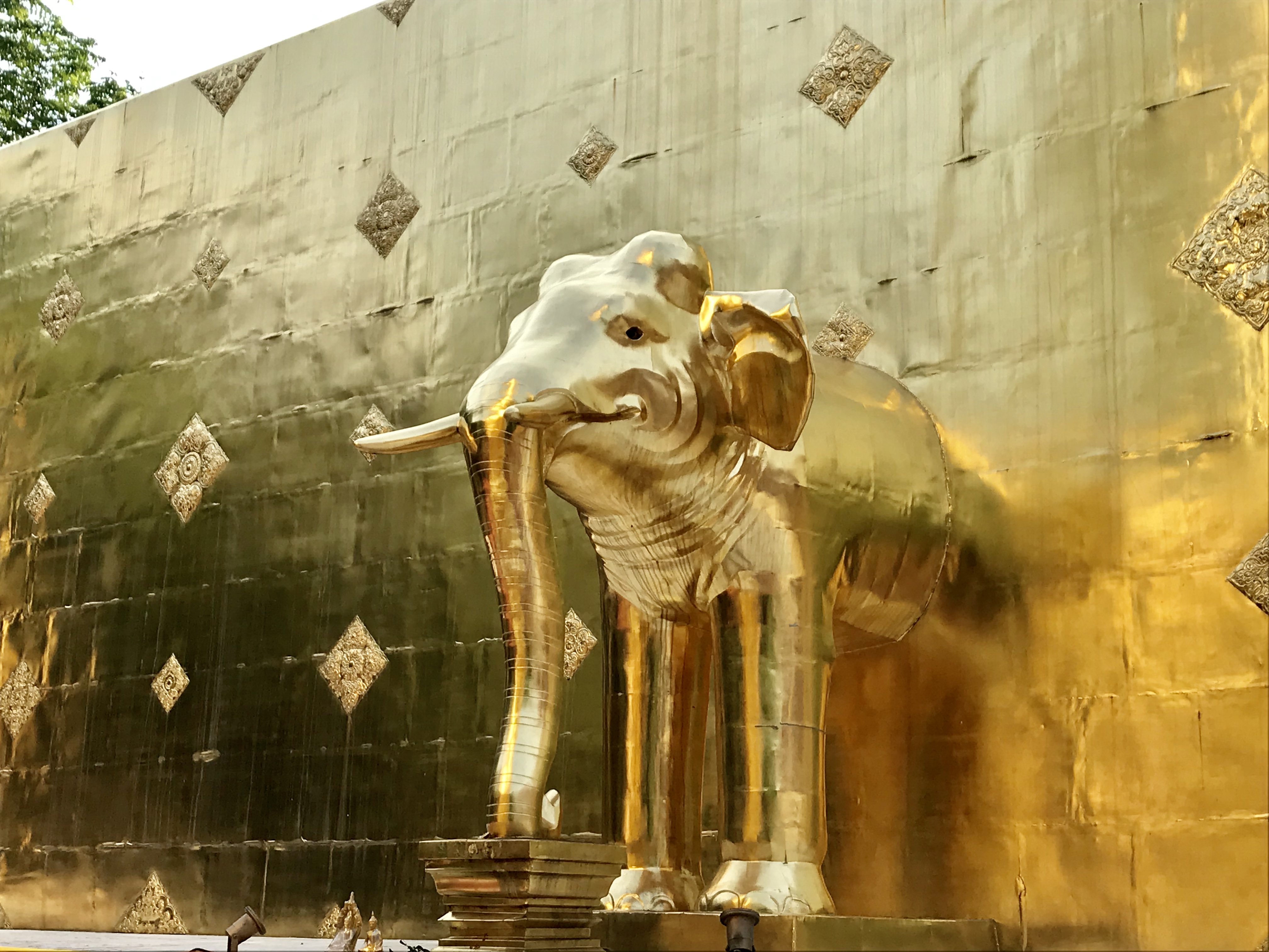 ワット・プラシン】チェンマイで最も格式高い寺院！獅子の寺なのに金の