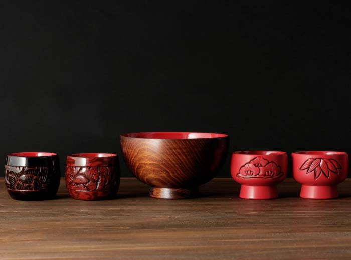 藤井漆工］村上堆朱 ぐい呑 牡丹唐草 朱溜塗 - 卒寿祝いの贈り物