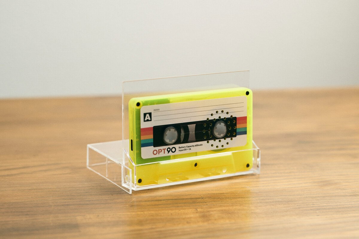 え？見た目がカセットテープのスピーカー!?」レトロさに心をつかまれる