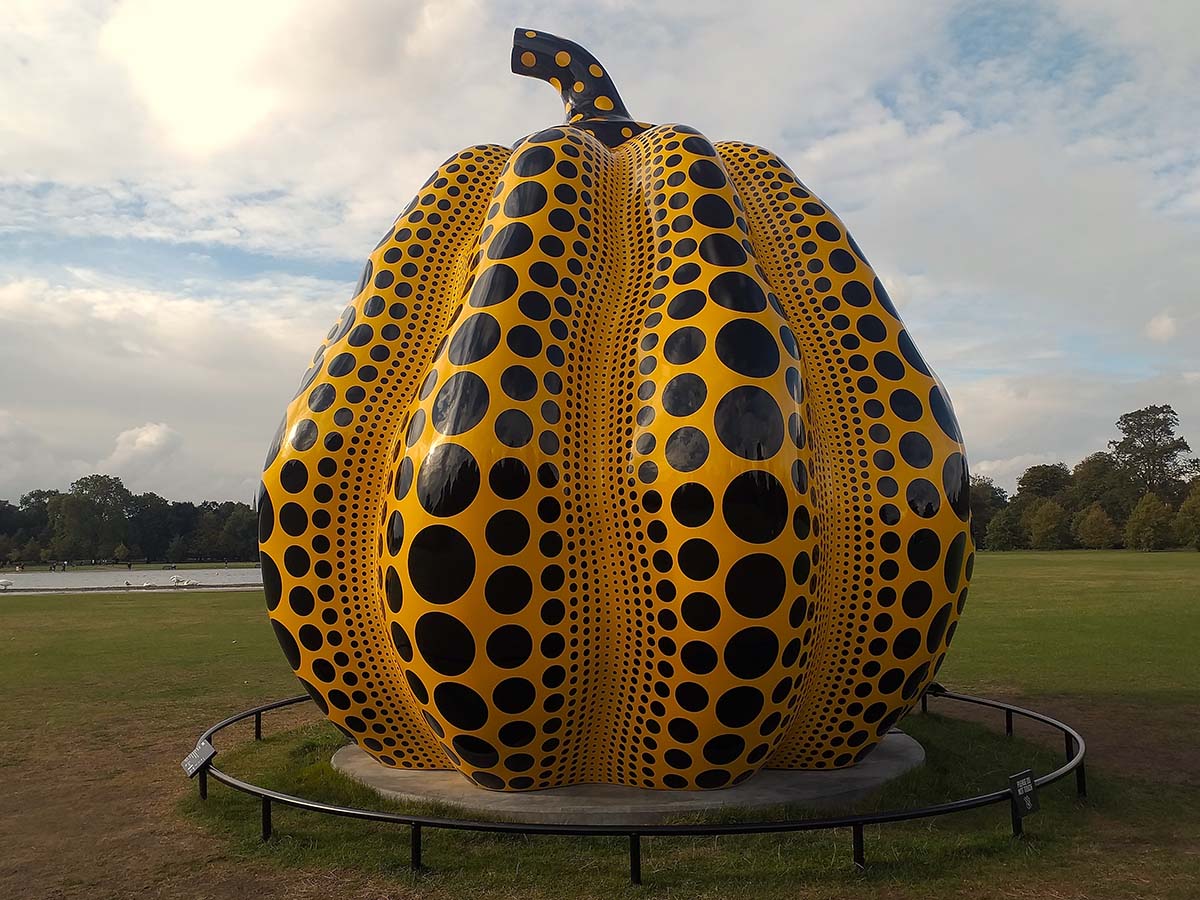 点と点をつなぐ：草間彌生の無限の影響力 - Bridges Magazine