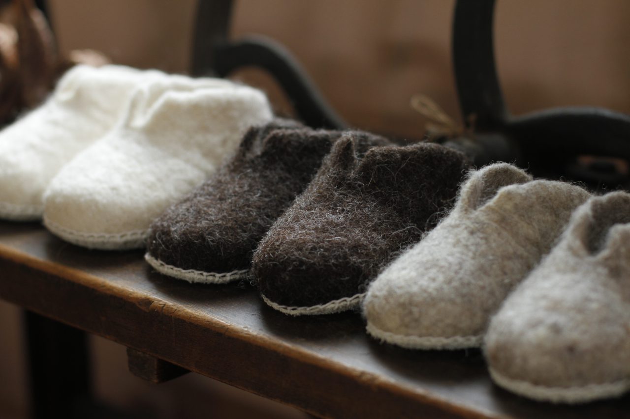 育てた羊の毛で、服を生み出す〈粗清草堂〉 – スロウ日和｜心が