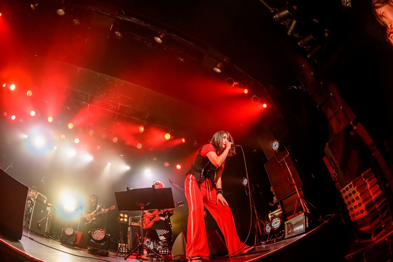 JUNNA 人生をかけて歌うことを心から楽しんでいる、純粋なエネルギーが