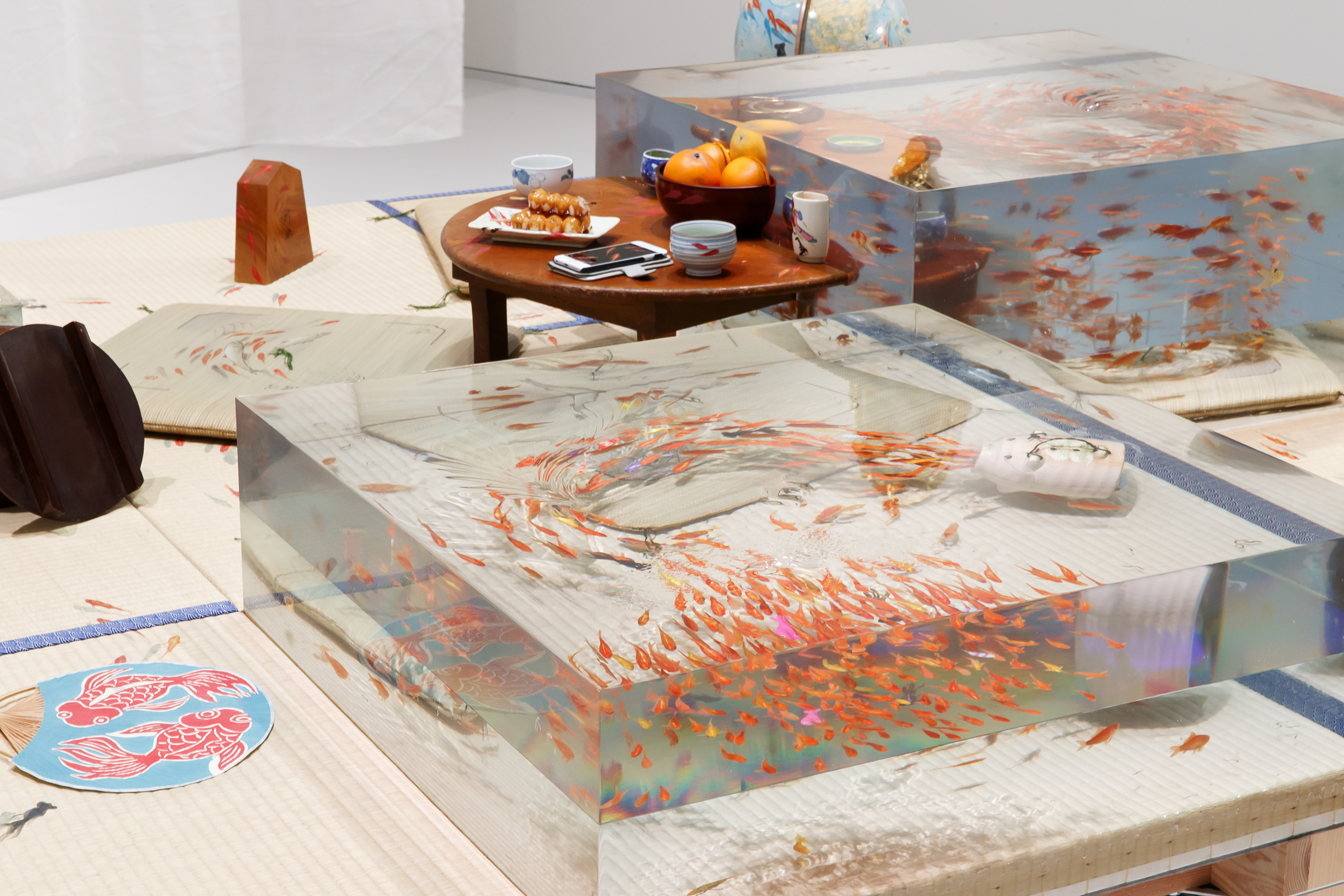 立体感のある金魚を作り出す深堀隆介、大阪で初の大規模個展『水面の