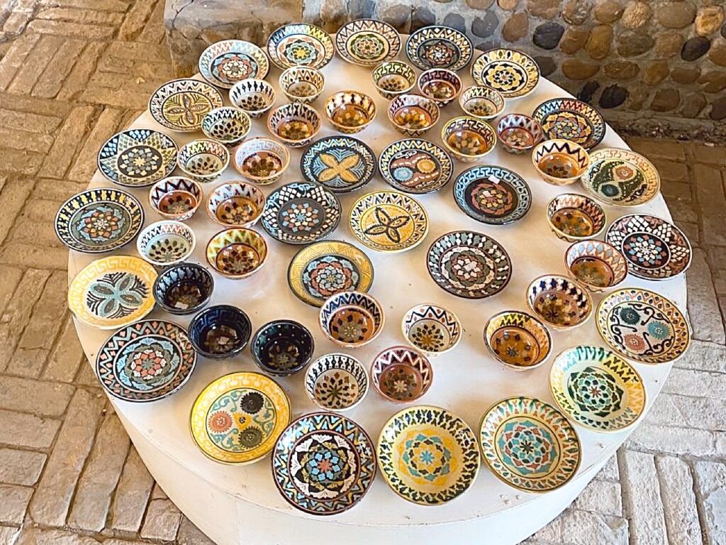 ウズベク伝統陶器を深く知る工房見学！ブハラから立ち寄れる、陶芸の街