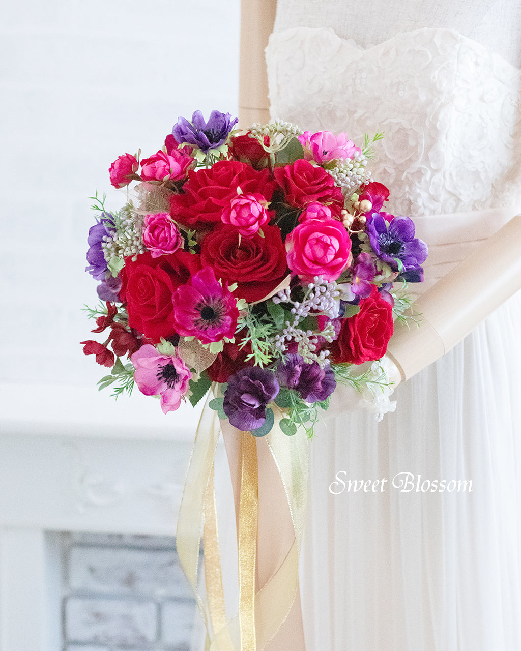 赤とピンクのクラッチブーケ【アーティフィシャルフラワーの