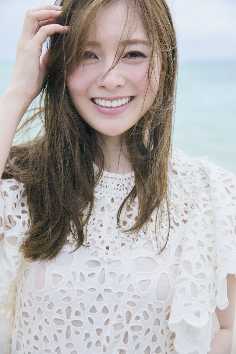 白石麻衣が表紙♡ 付録はジル バイ ジルスチュアートのチャーム付き