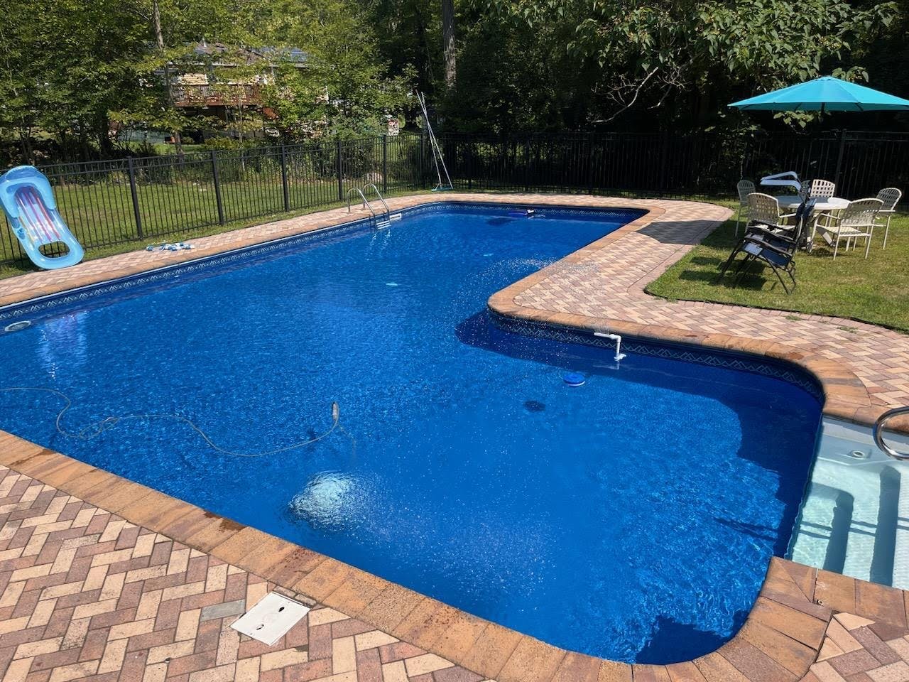 Backyard Oasis- Large L-shaped Pool & Full-court Basketball