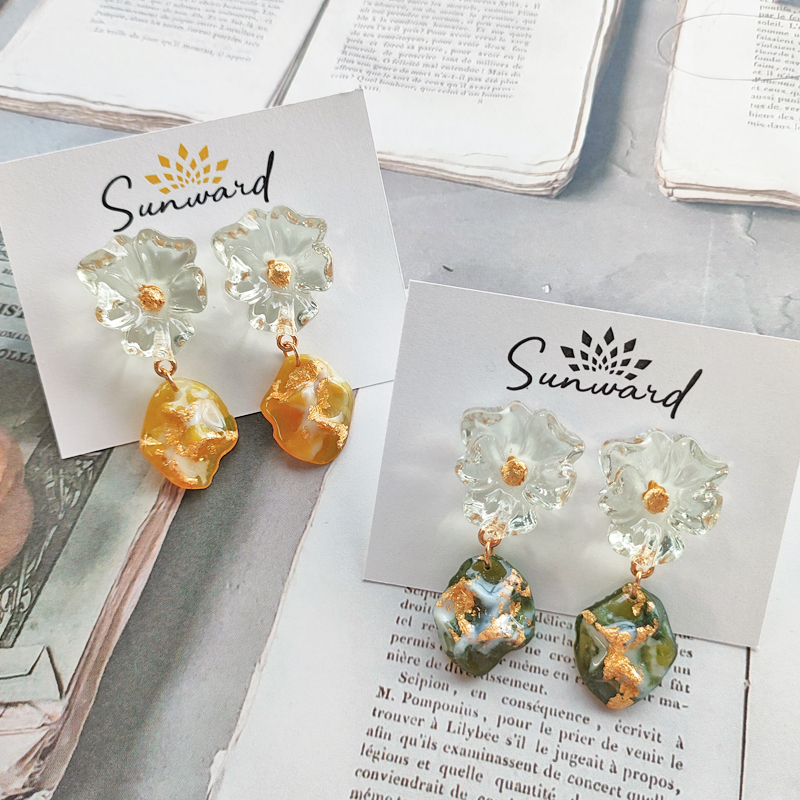 ピアスの作り方 お花とカボションパーツを組み合わせたピアスを