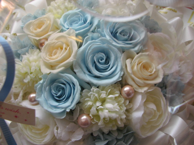 水色バラ 花束風 プリザーブドフラワー入り ギフト アクアブルー＆ホワイト