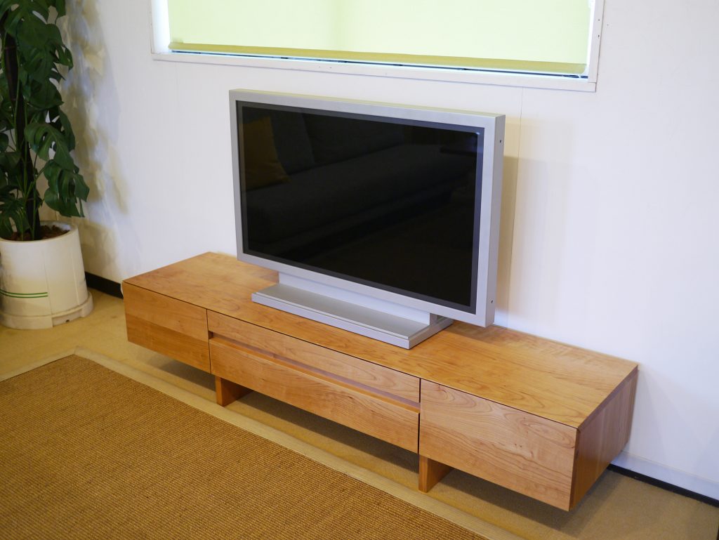 ブラックチェリーやウォールナットなど無垢材が魅力のTVボード