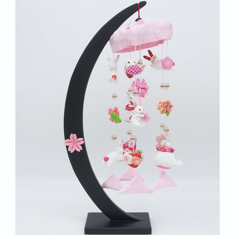 つるし雛 三日月桜ピンク うさぎ 飾台付 つり飾り – スガ人形店