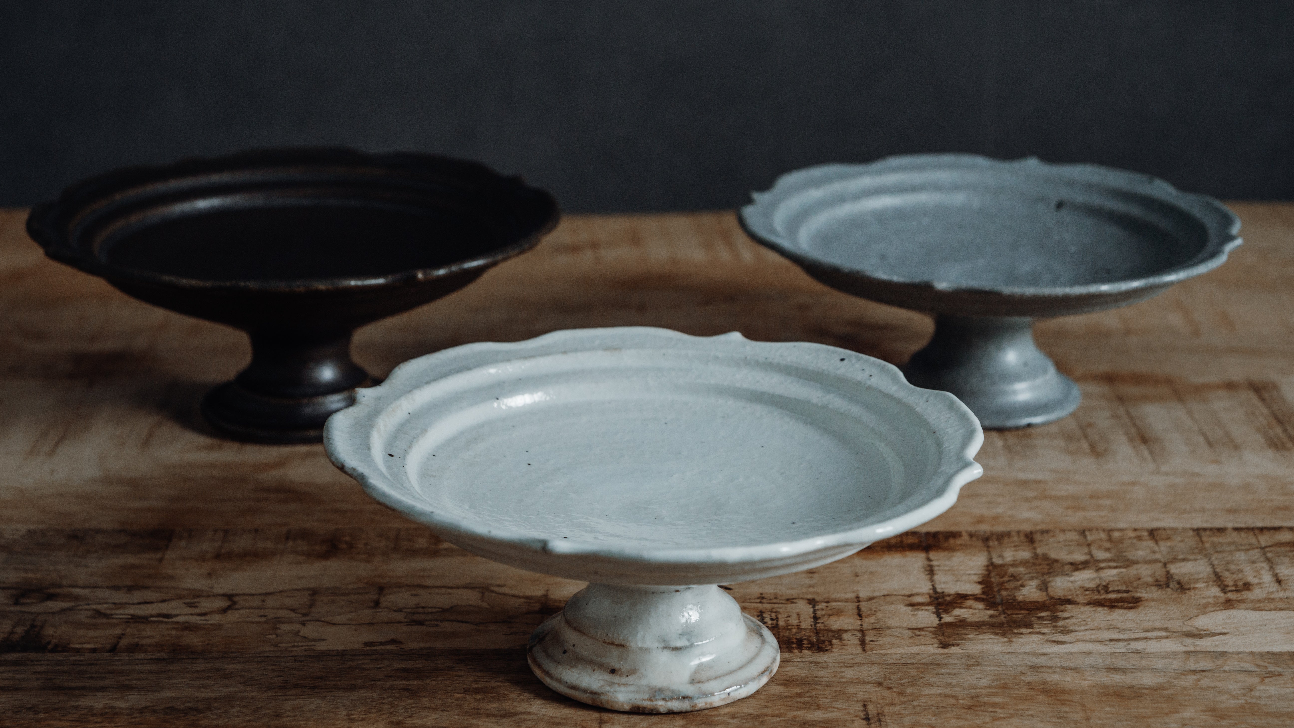 彫刻コンポート皿 18cm (グレー釉)｜古谷浩一 – sui.