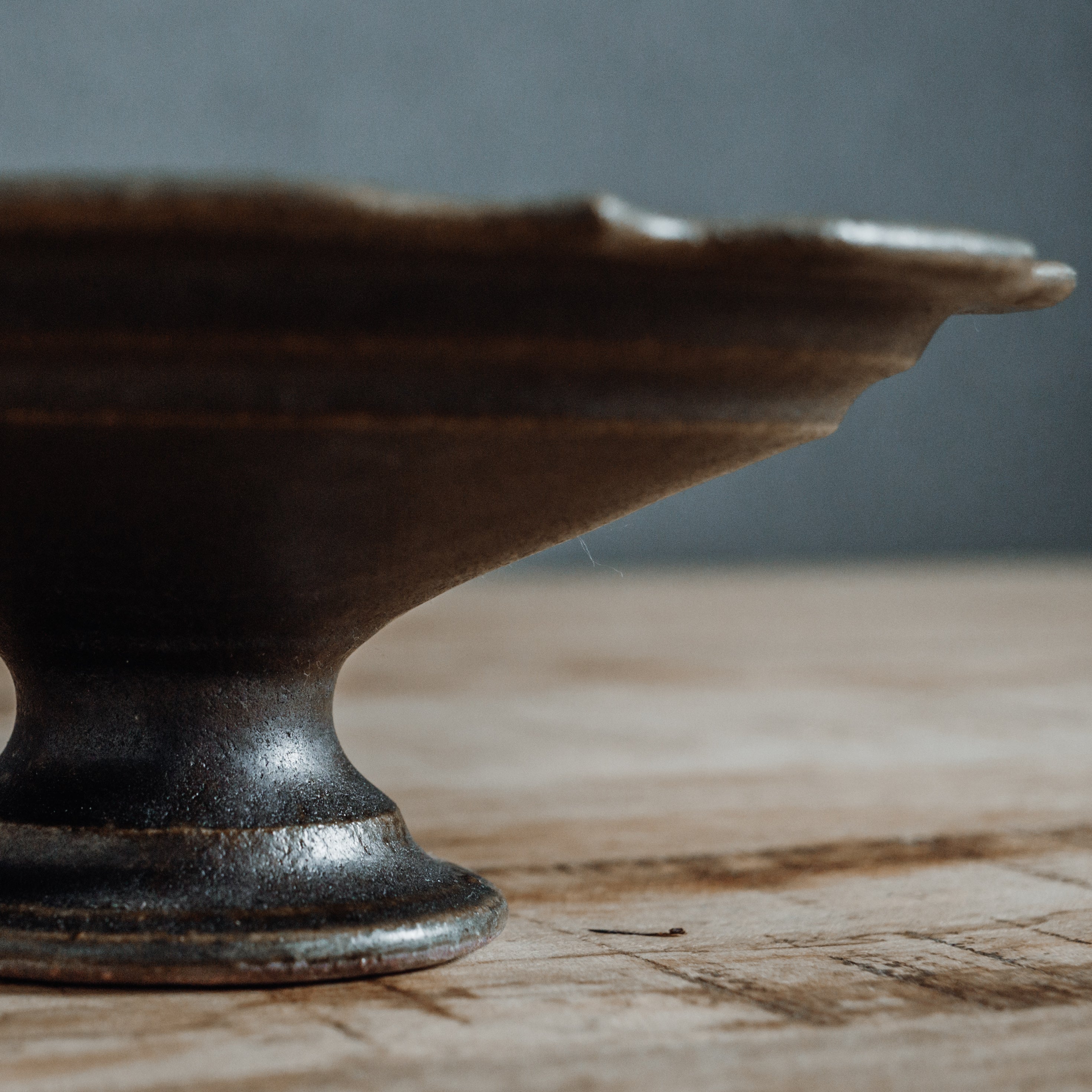 彫刻コンポート皿 18cm (サビ釉)｜古谷浩一 – sui.