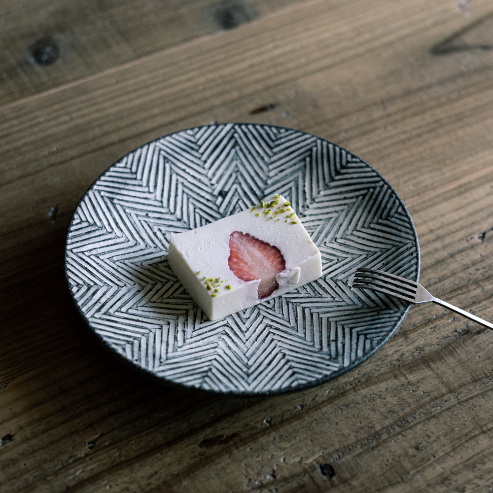 ヘリンボーンケーキ皿｜池田大介 – sui.