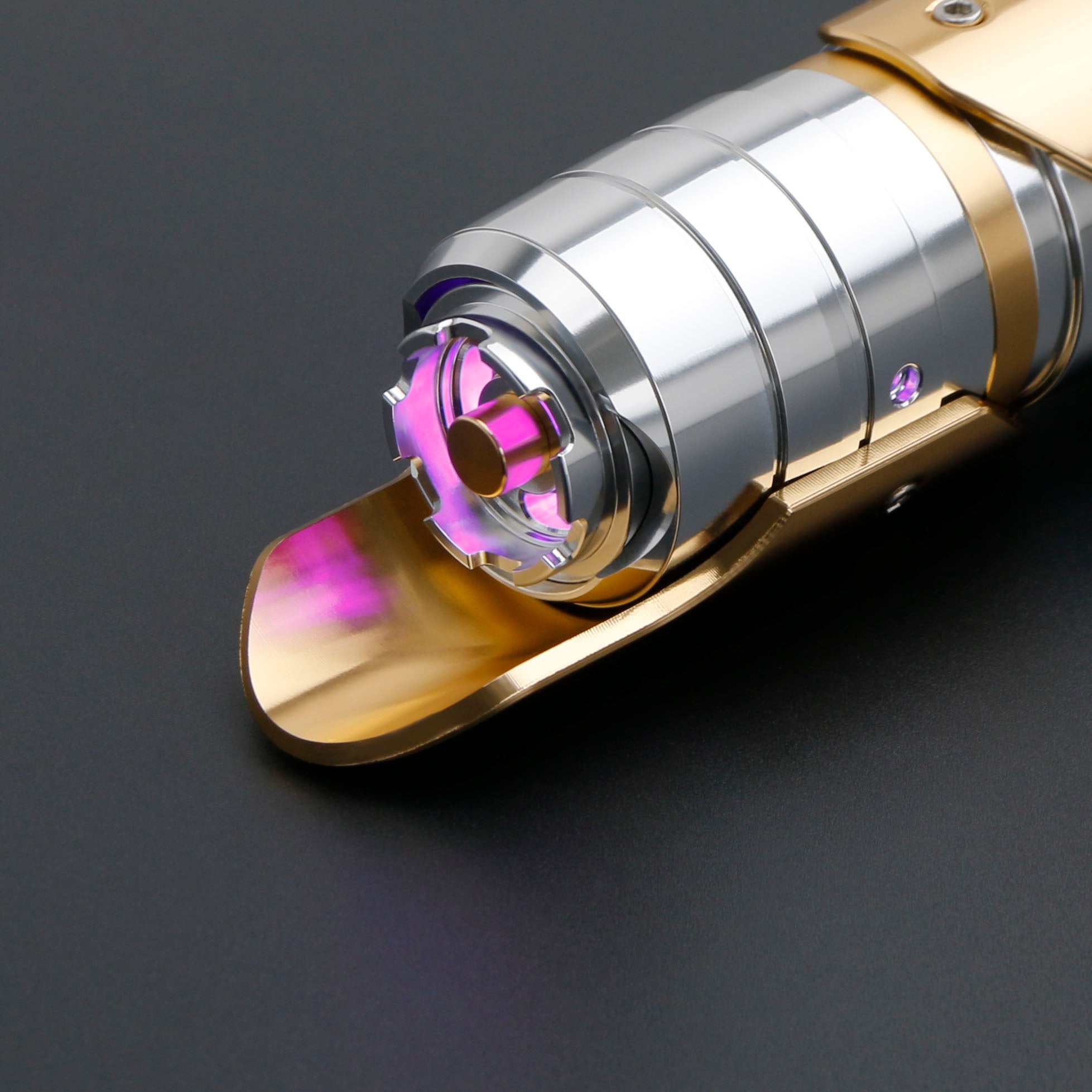 スケルトンクルー」エピソード5のタック・レノッドのライトセーバー