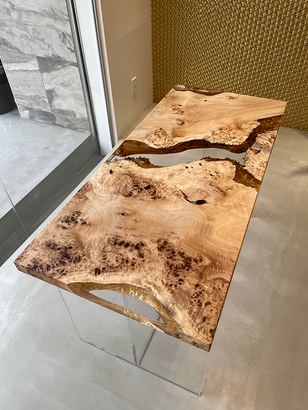 一枚の板からつくり上げる一点モノのレジンテーブル「MURUI」｜株式