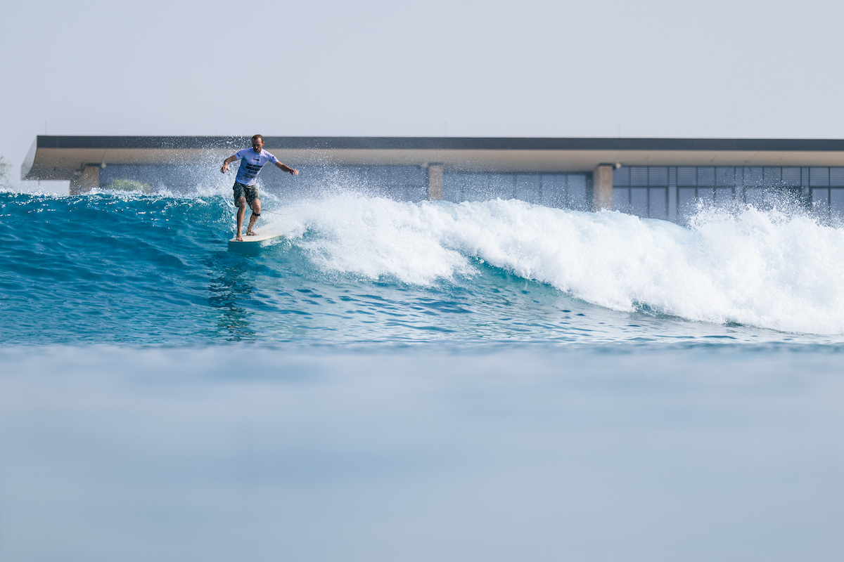 男女ベスト8が決定。サーフ・アブダビ・ロングボード・クラシック男子