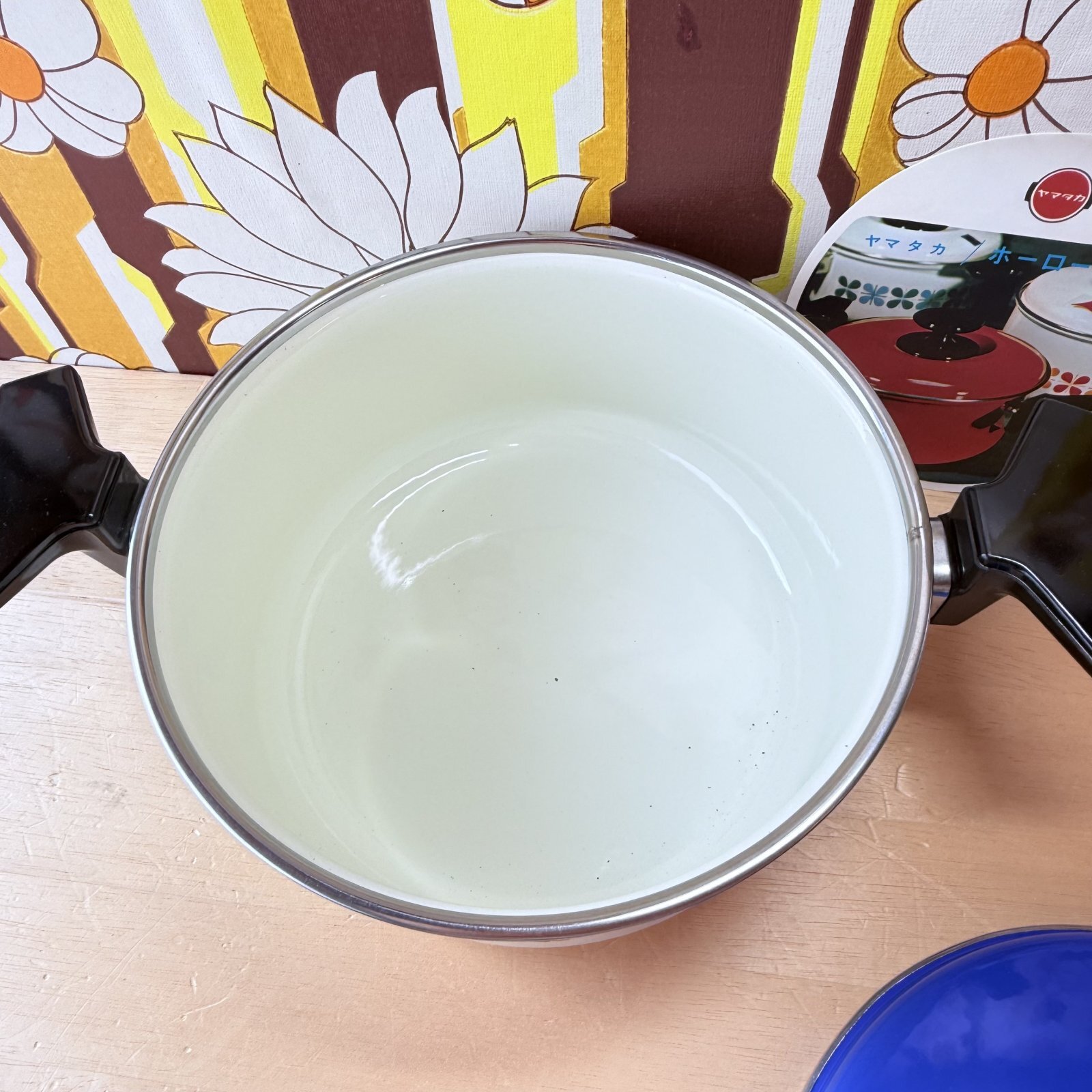ヤマタカ 青いリンゴのホーロー両手鍋 レトロポップ 青蓋 北欧風 20cm