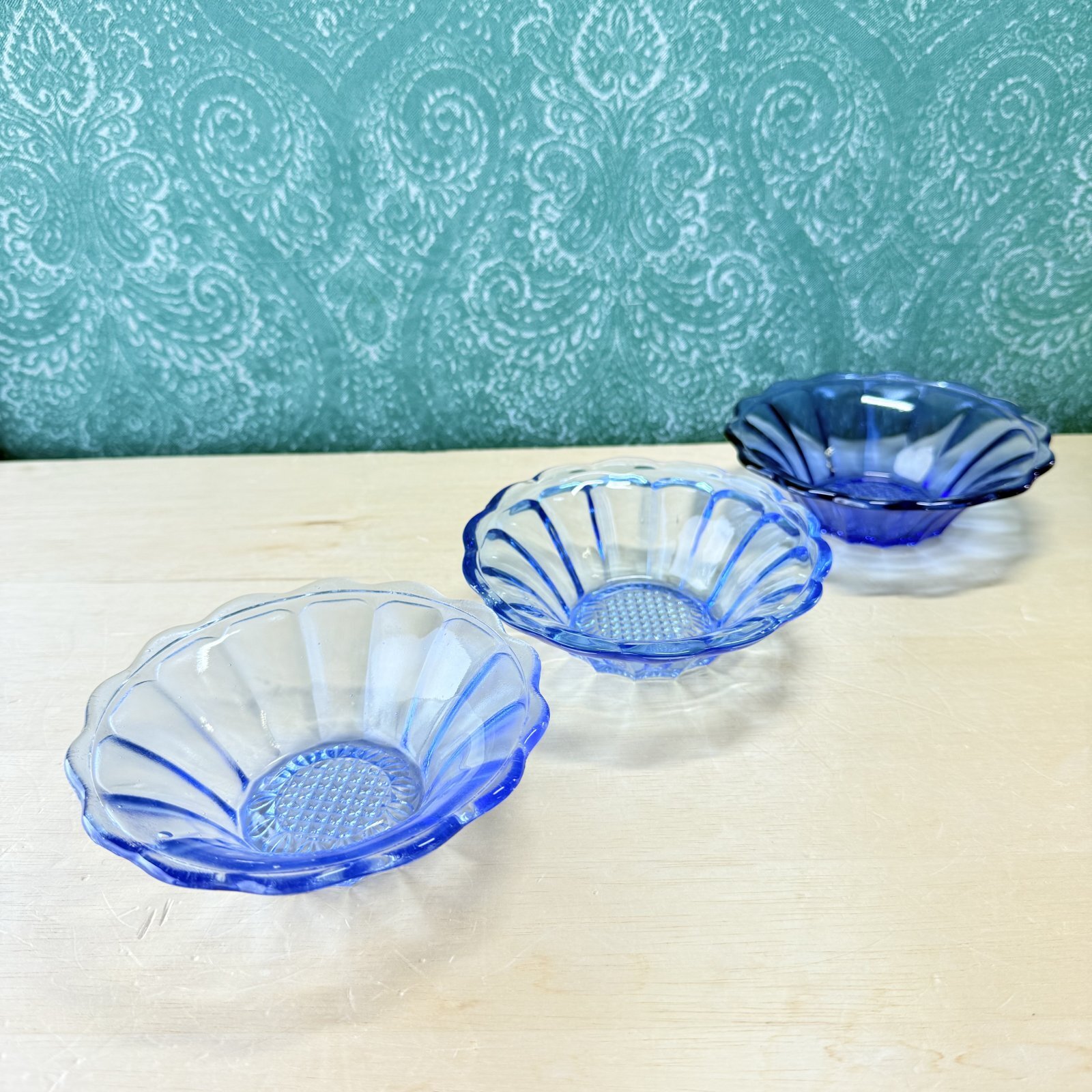 古いガラスの氷コップ プレスガラス 青ガラス各種 花柄 ガラス器 1個