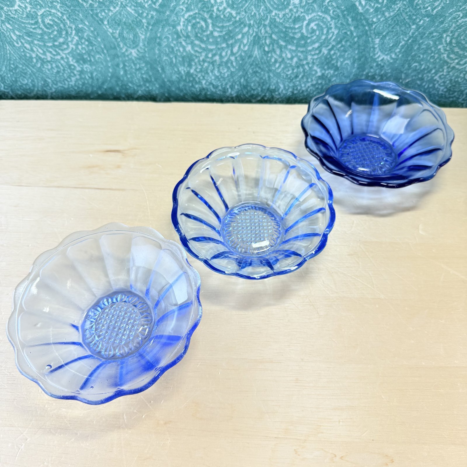 古いガラスの氷コップ プレスガラス 青ガラス各種 花柄 ガラス器 1個
