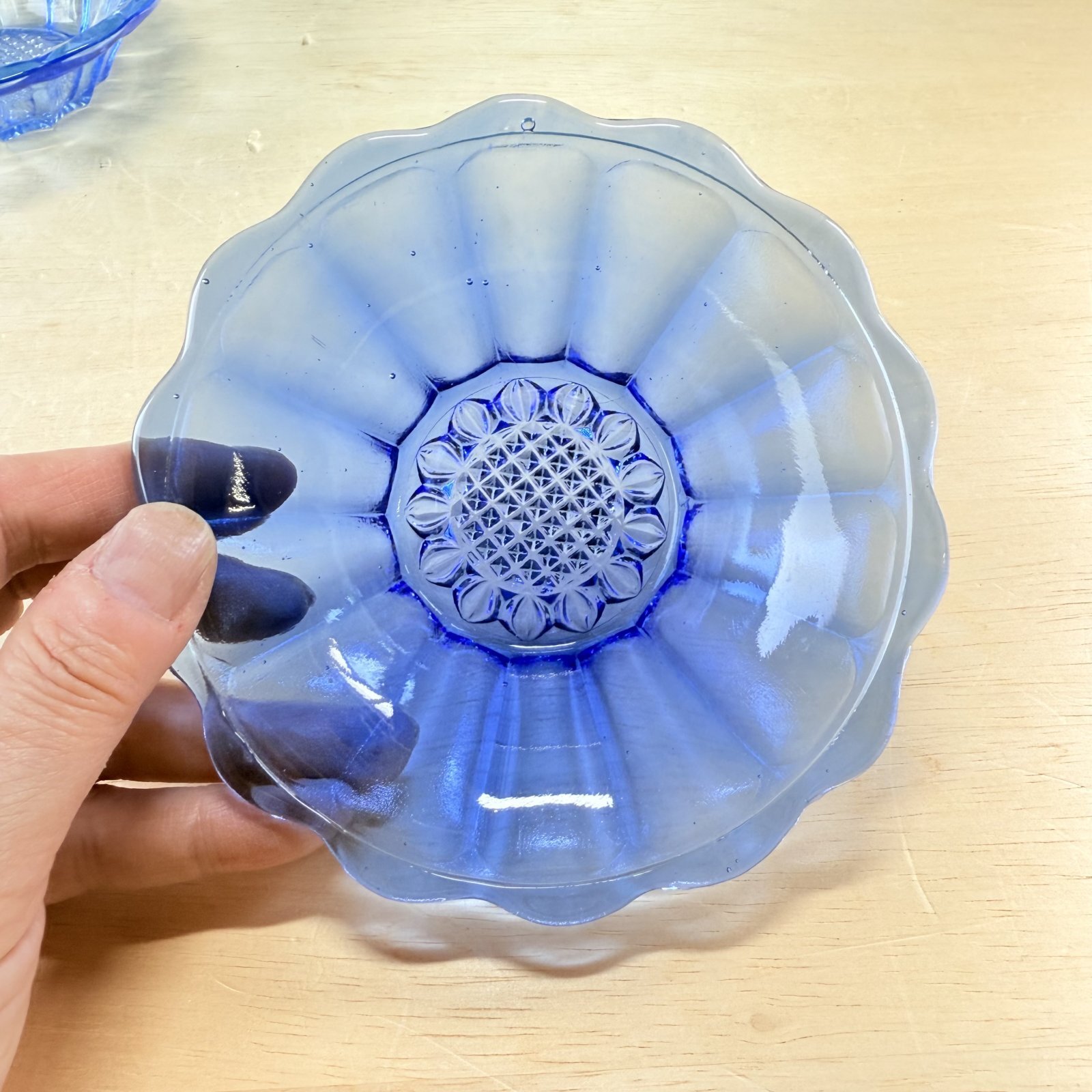 古いガラスの氷コップ プレスガラス 青ガラス各種 花柄 ガラス器 1個