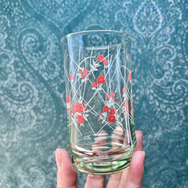 グリーンガラスが美しい オレンジの小花柄グラス