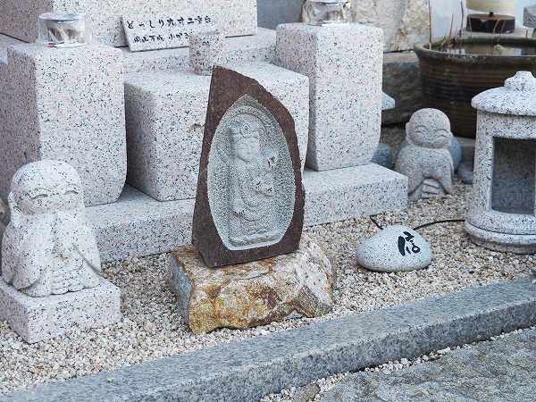 徳千代冬輝作「水鉢（岡山県産北木石製）」円形 | ストーンサークル