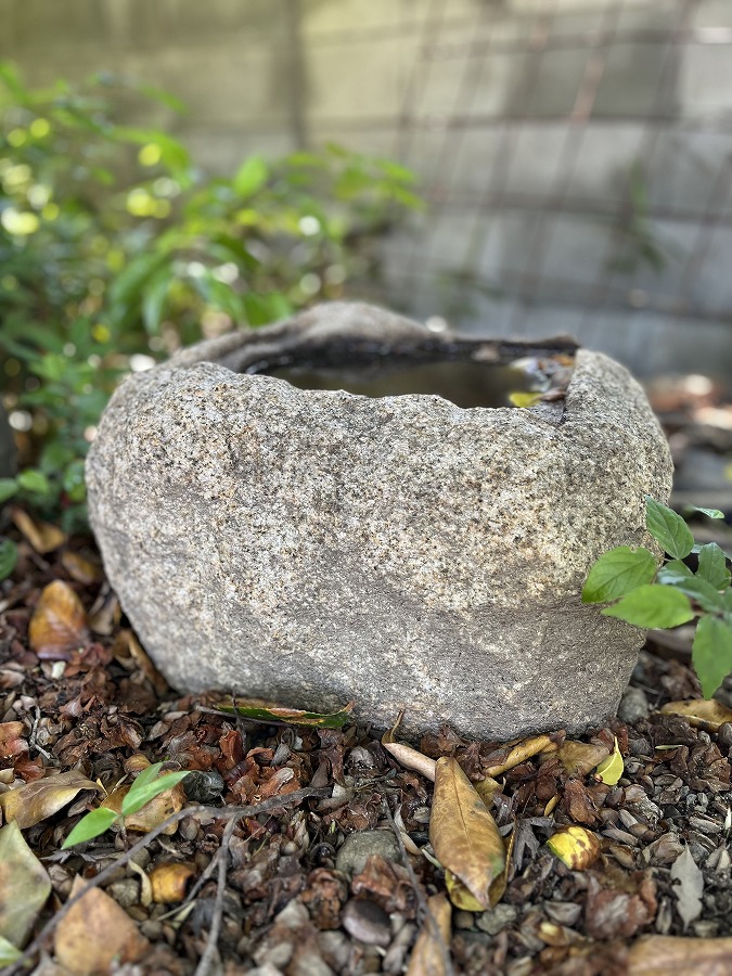 徳千代冬輝作「水鉢（岡山県産北木石〈サビ〉製）」 | ストーンサークル