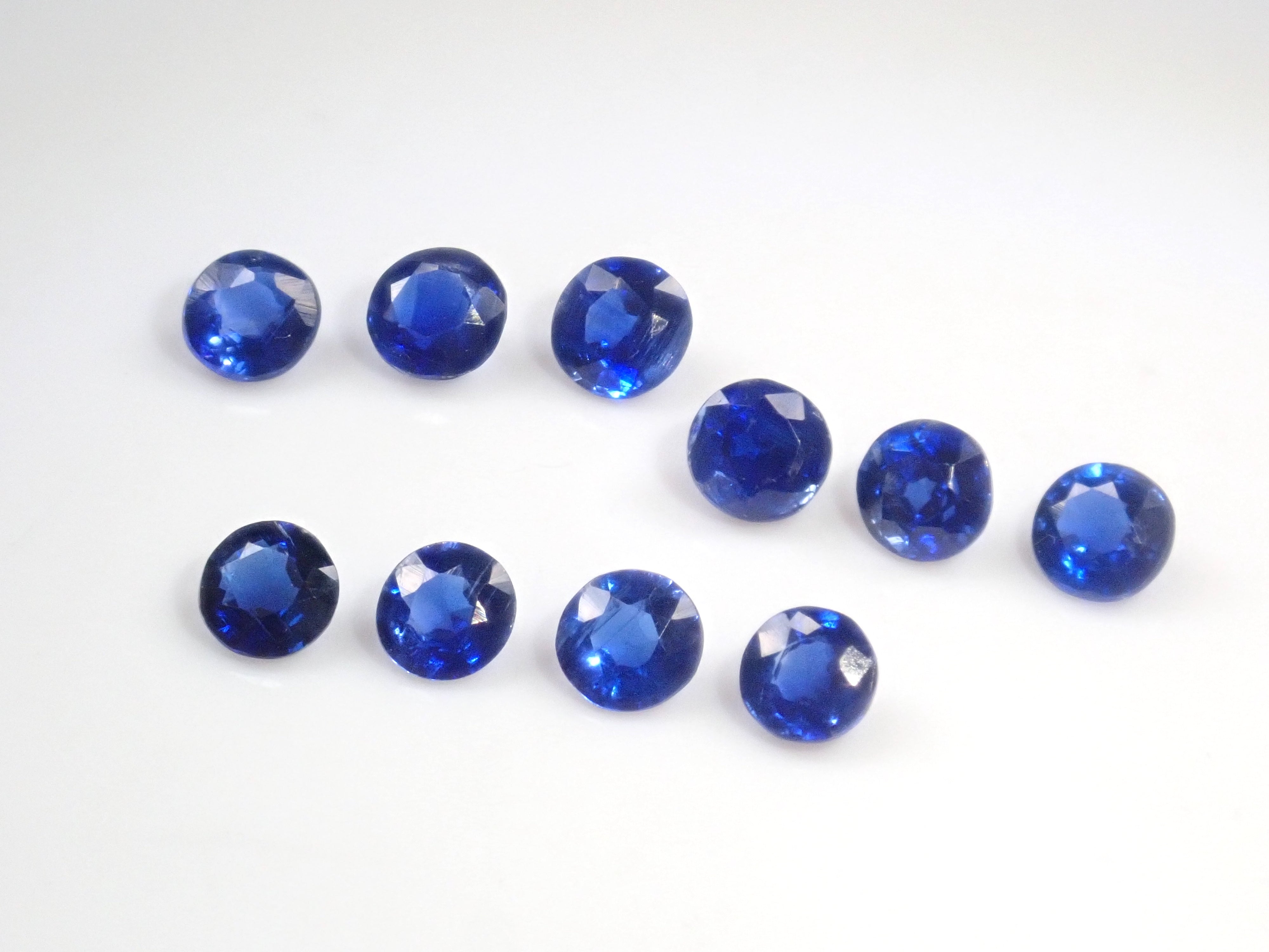 ネパール産カイヤナイト1石ルース（ロイヤルブルーカラー,4mm）