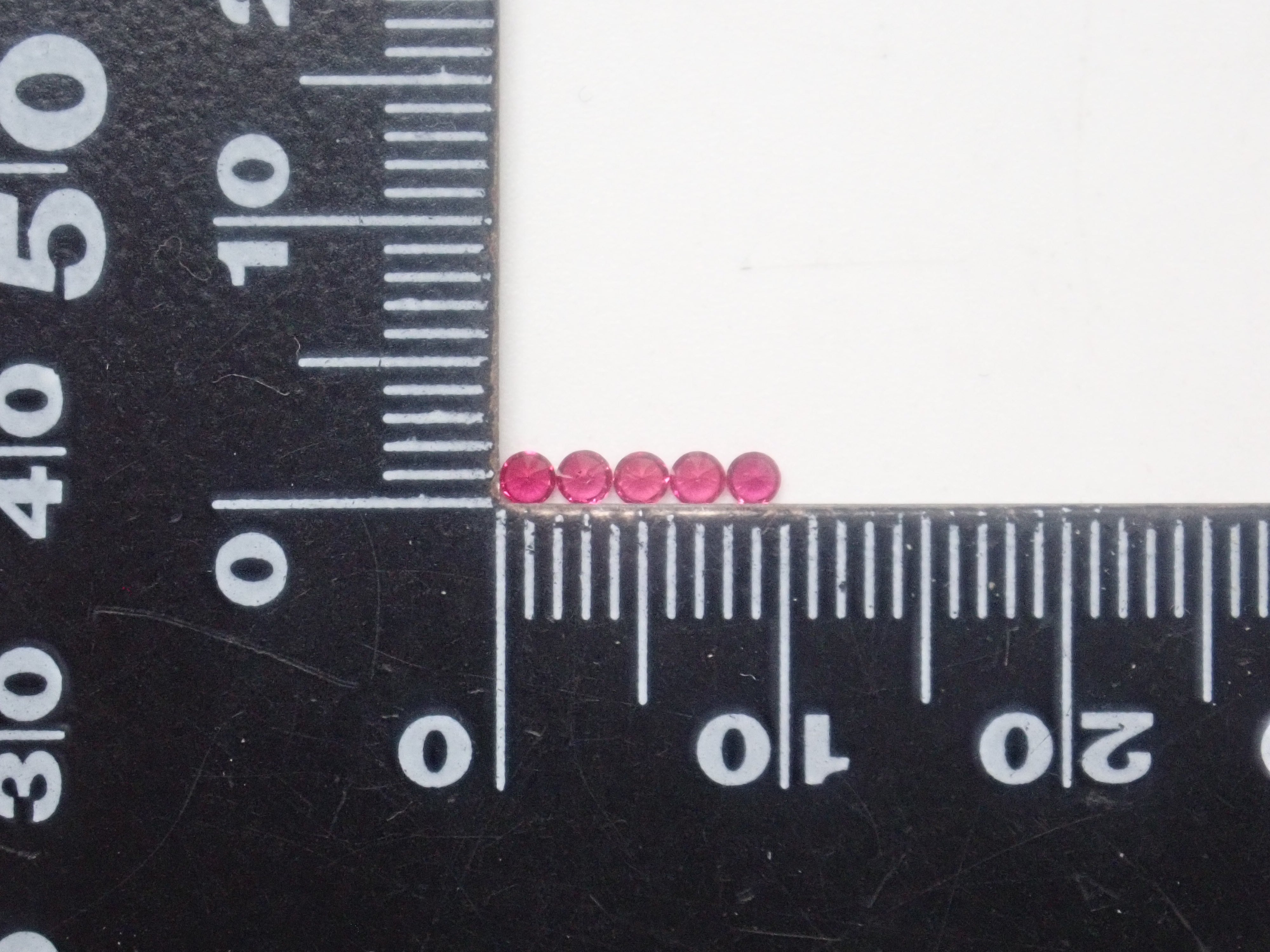 グリーンランド産ルビー2mm1石ルース《複数購入割引有》