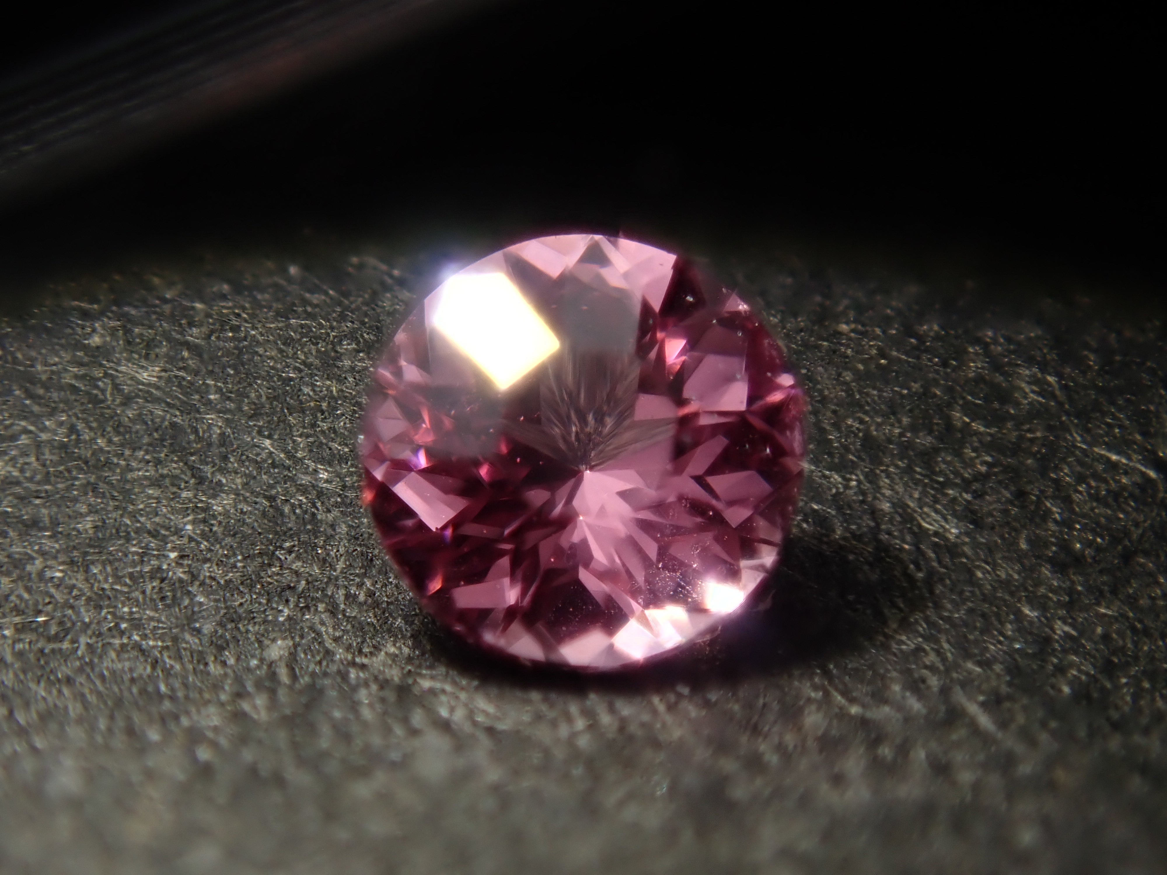 タンザニア・マヘンゲ産ピンクスピネル1石ルース（ラウンドカット,3.0