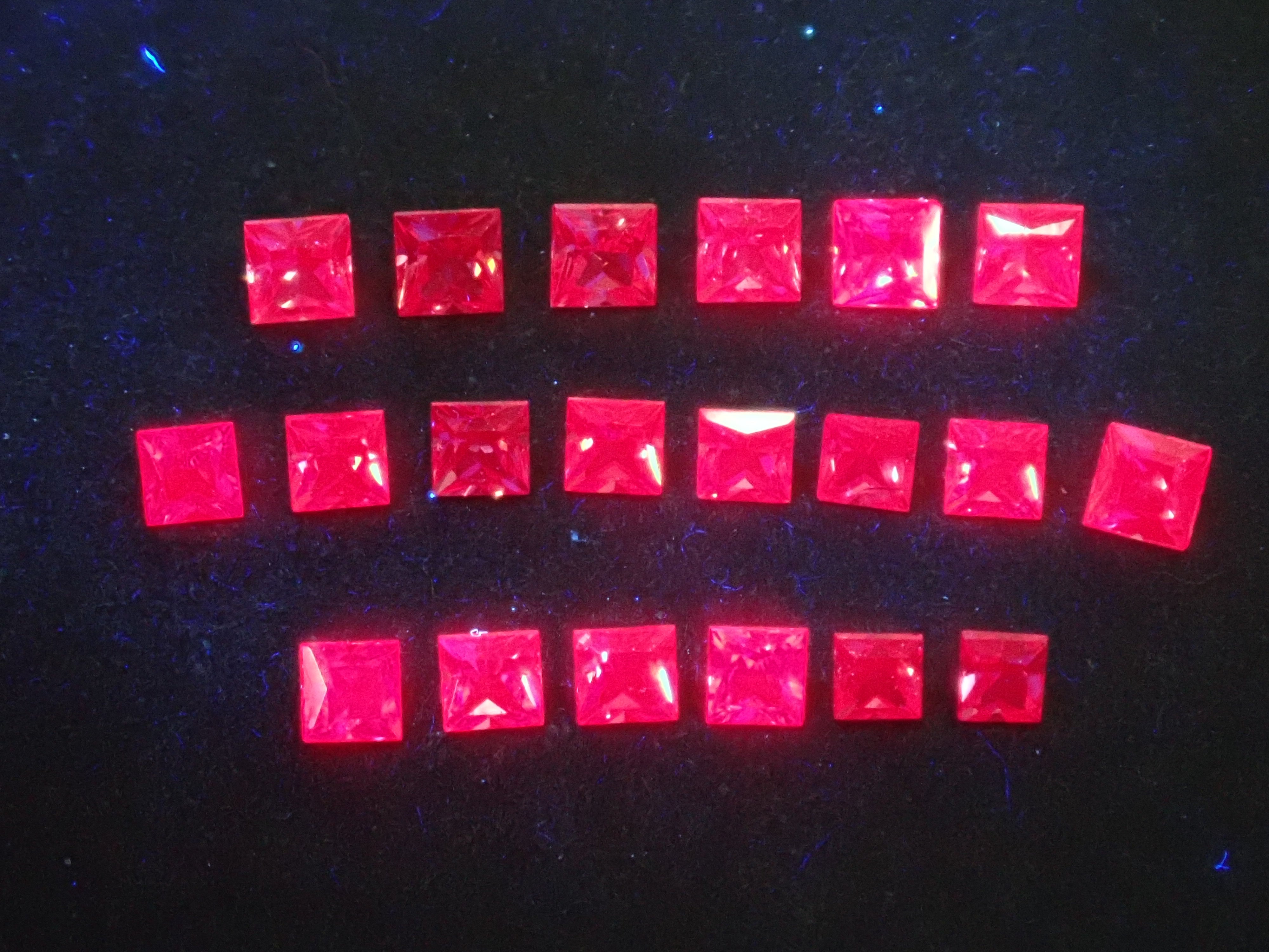 タンザニア・マヘンゲ産ピンクスピネル原石・ルース2石セット