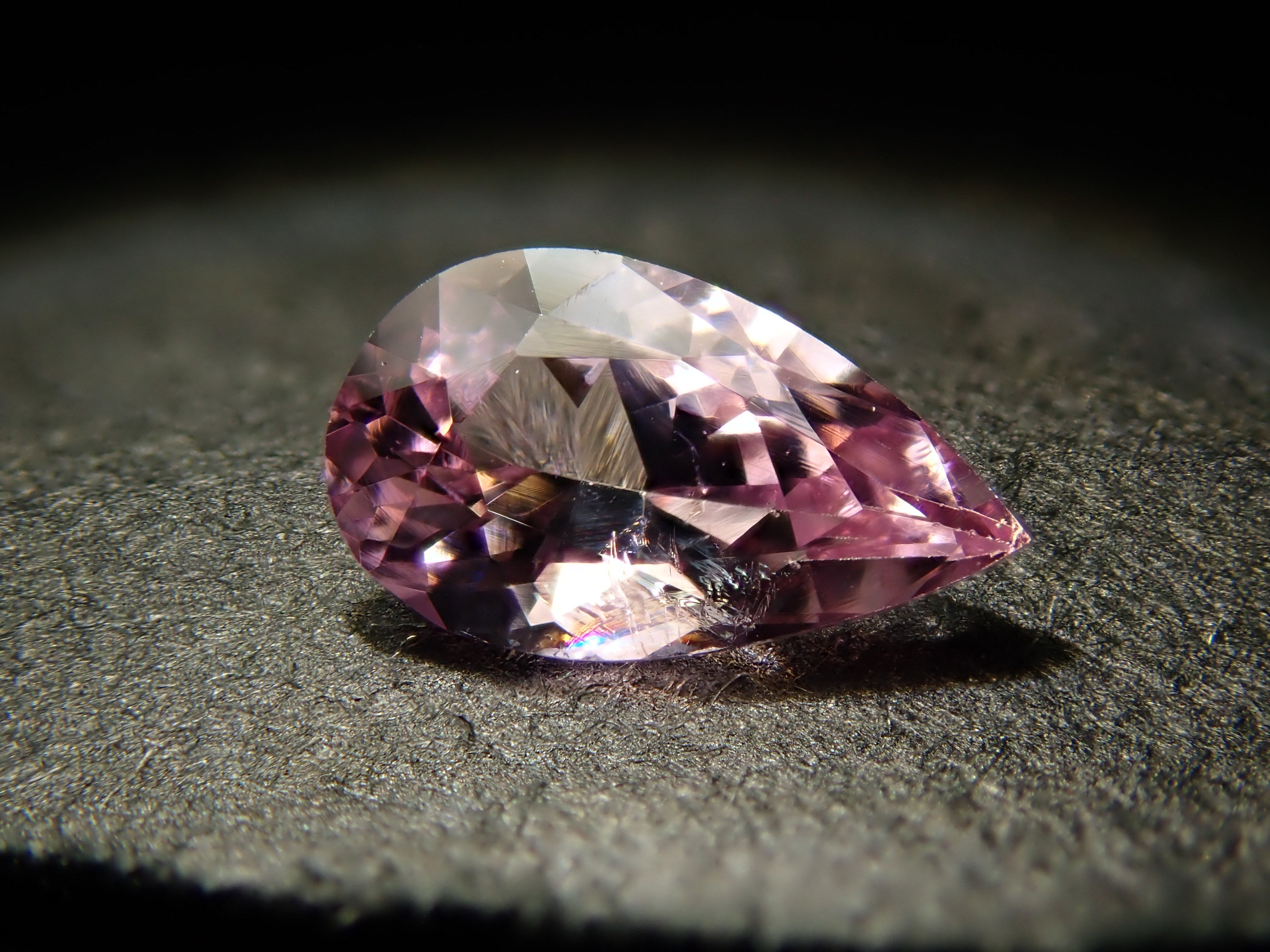 タンザニア産ピンクゾイサイト 0.242ctルース