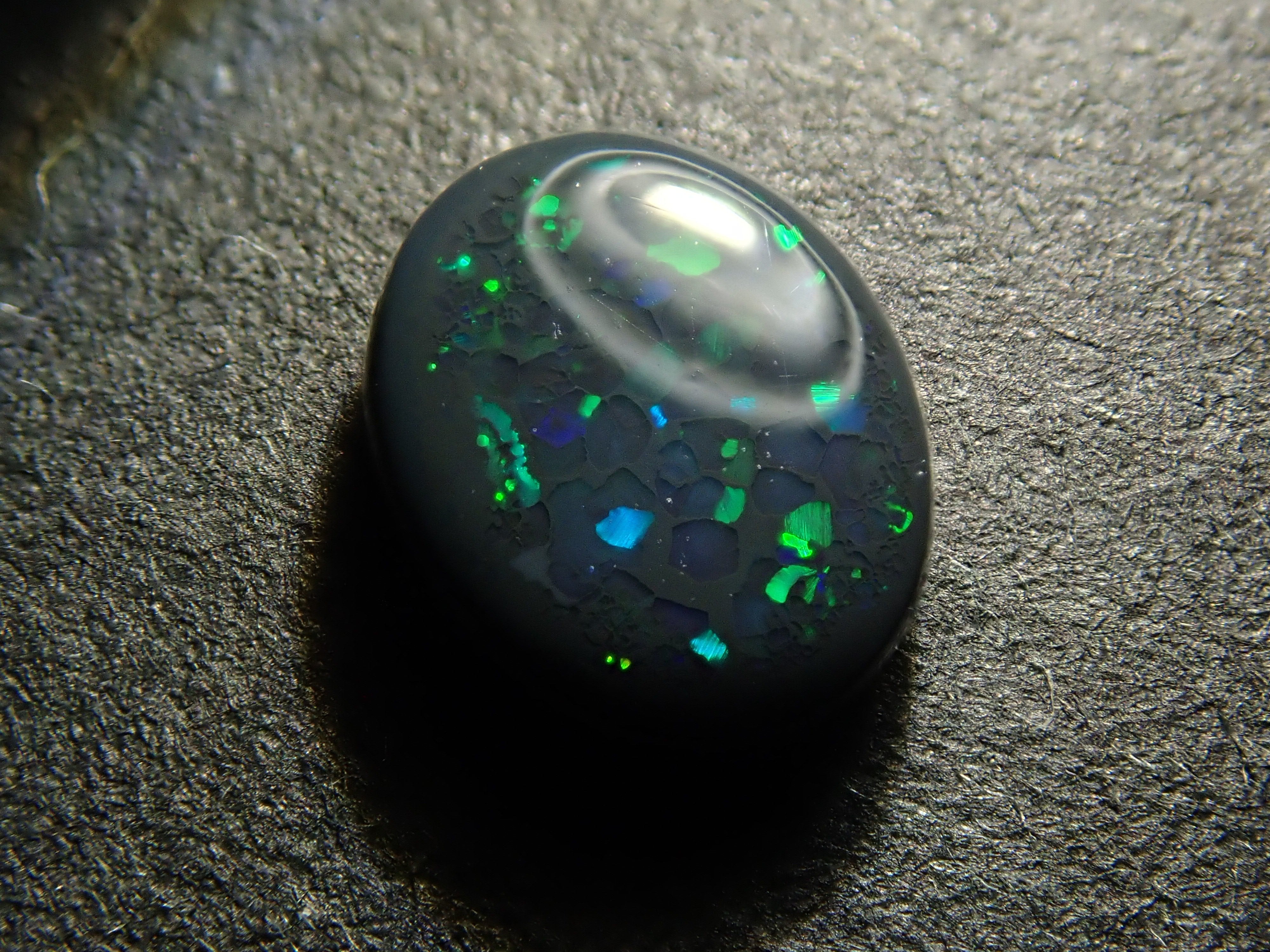 オーストラリア産ブラックオパール 0.388ctルース