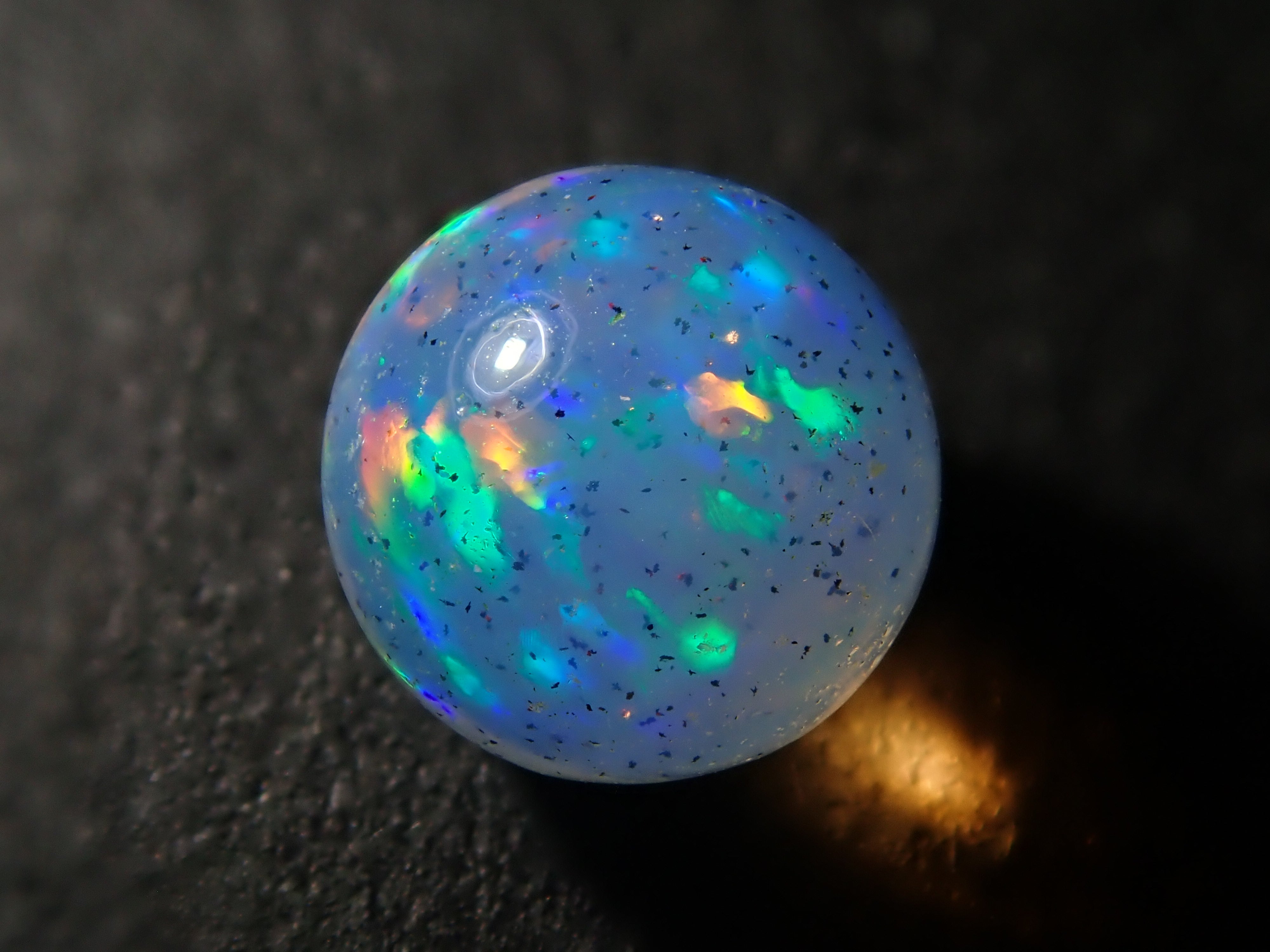 エチオピア産オパール 5.2mm/0.688ctルース（スフィア）