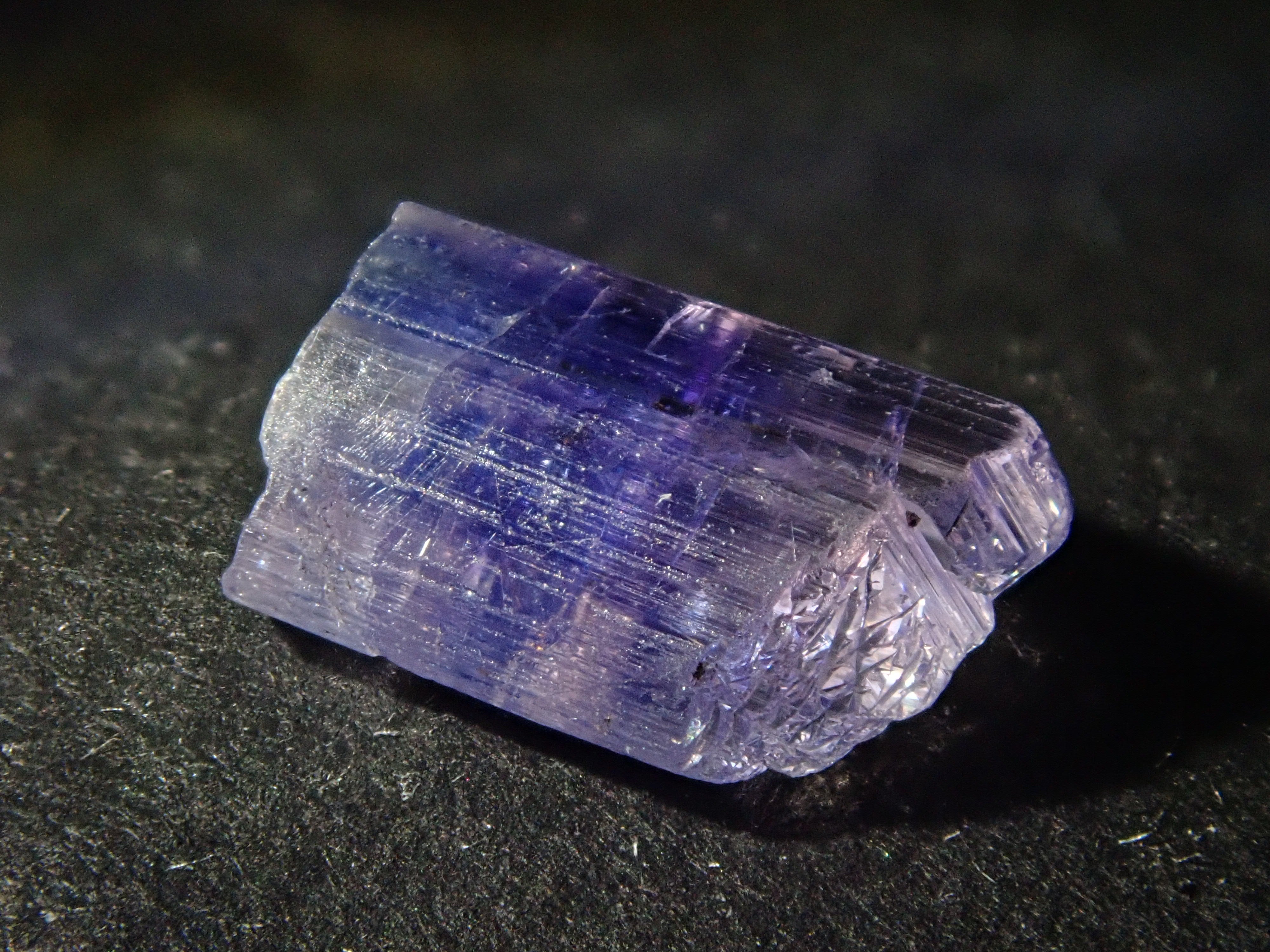 タンザニア産バイカラータンザナイト 1.121ct原石