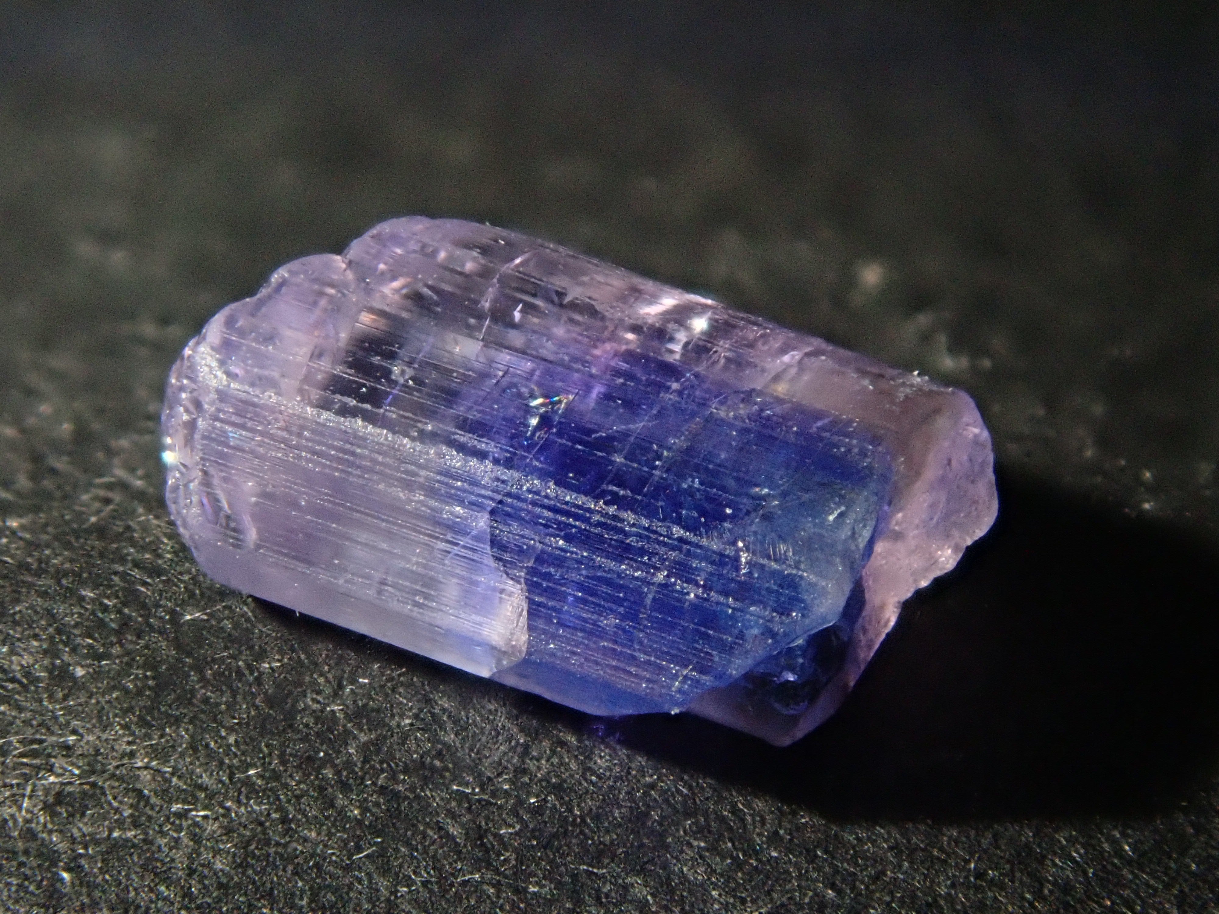 タンザニア産バイカラータンザナイト 1.121ct原石