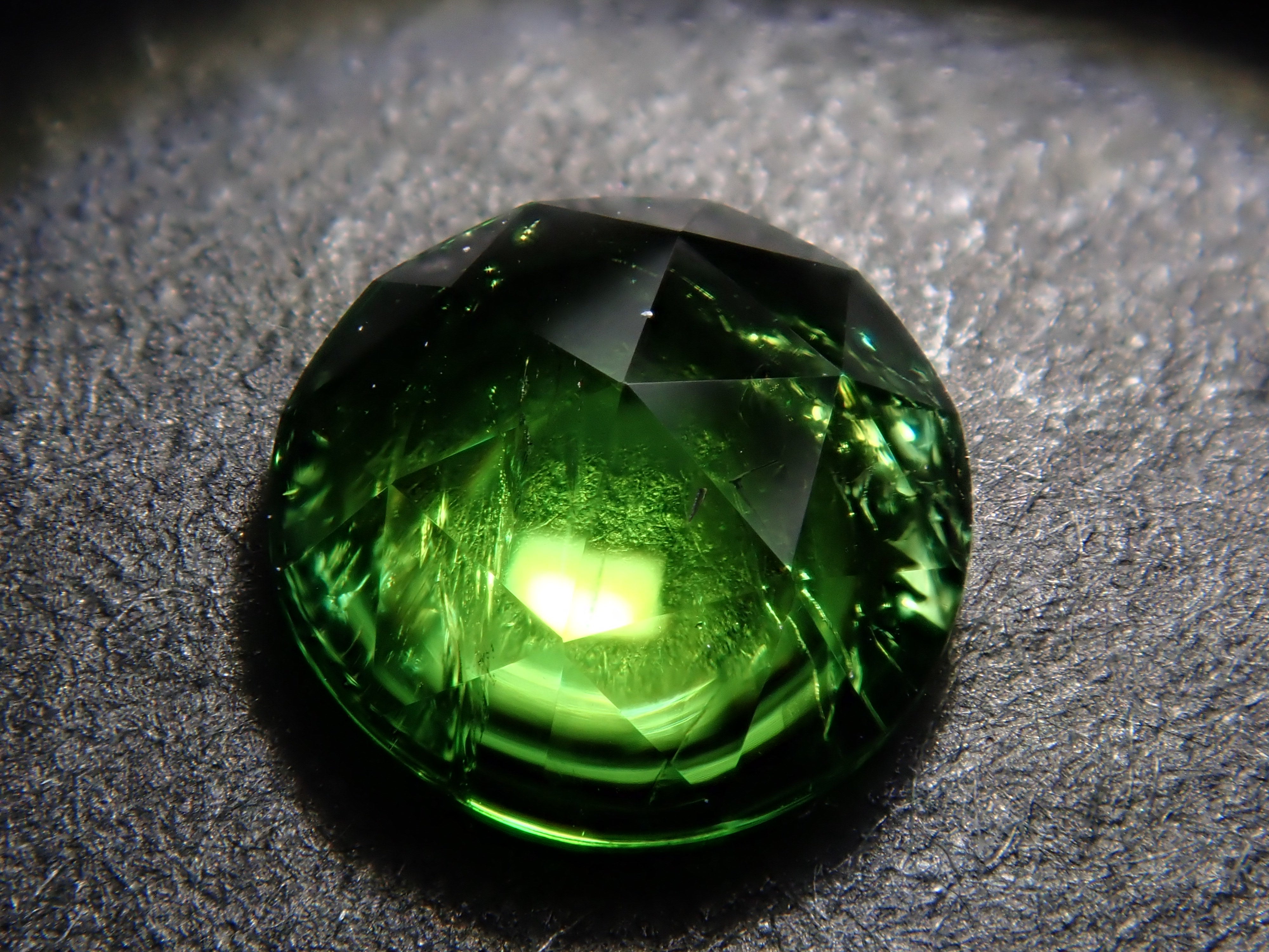 ブラジル産グリーントルマリン 5.0mm/0.401ctルース（ローズカット）